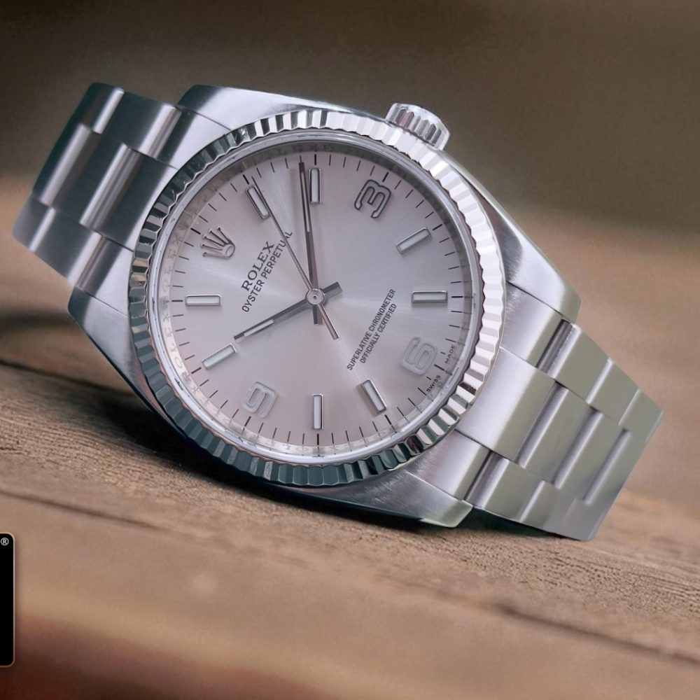 Rolex Oyster Perpetual 116034 con quadrante argenté, lunetta oro bianco, B&P e garanzia italiana 2009. Uniproprietario, condizioni eccellenti.