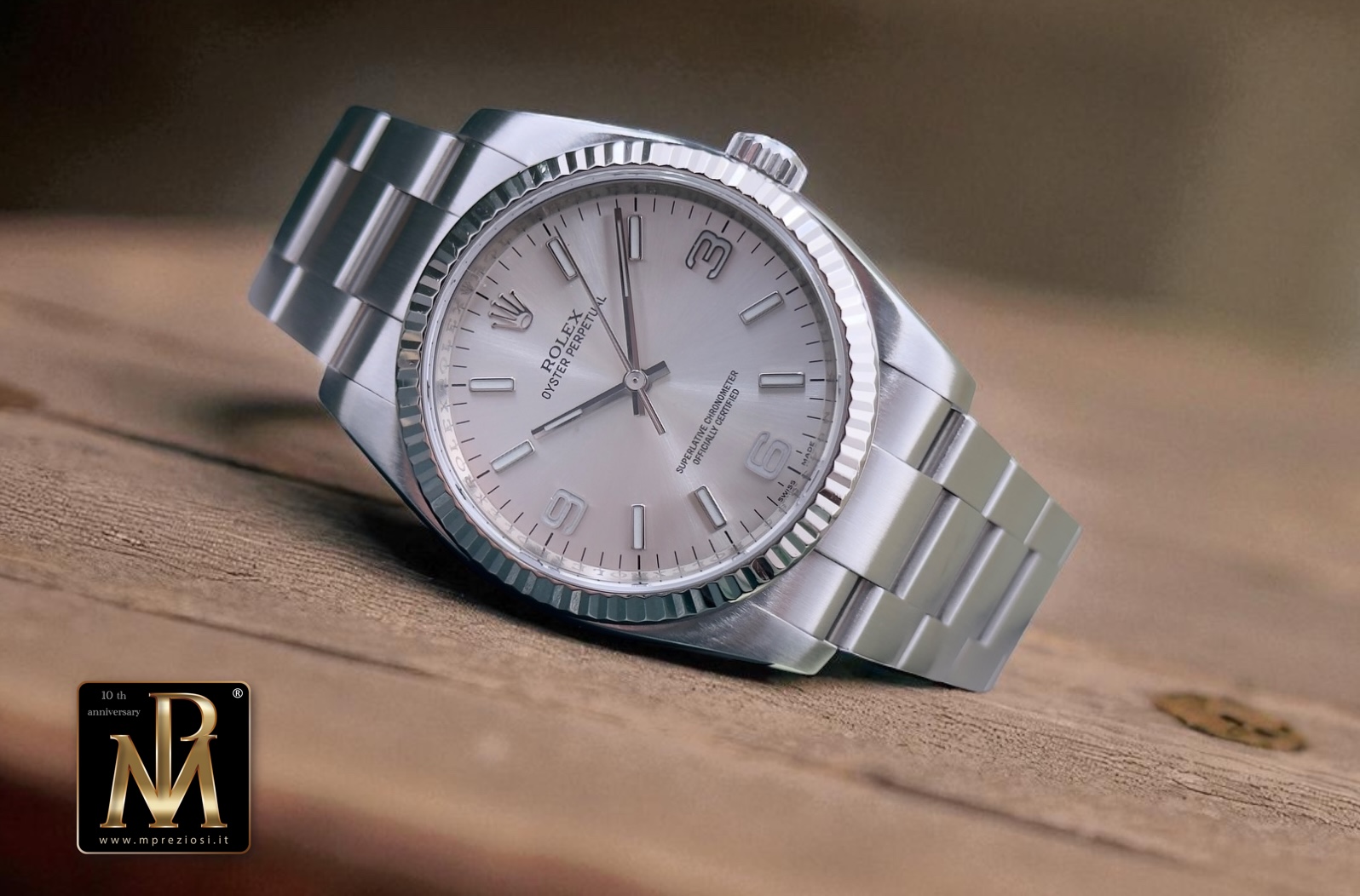 Rolex Oyster Perpetual 116034 con quadrante argenté, lunetta oro bianco, B&P e garanzia italiana 2009. Uniproprietario, condizioni eccellenti.