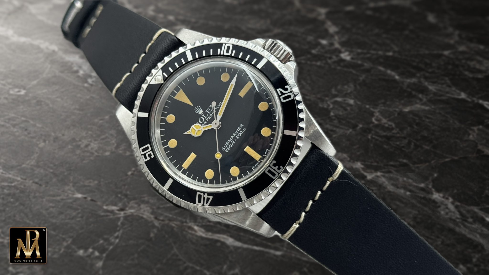 Rolex Submariner 5513 del 1983, con quadrante nero e cinturino in pelle, fotografato da MPreziosi
