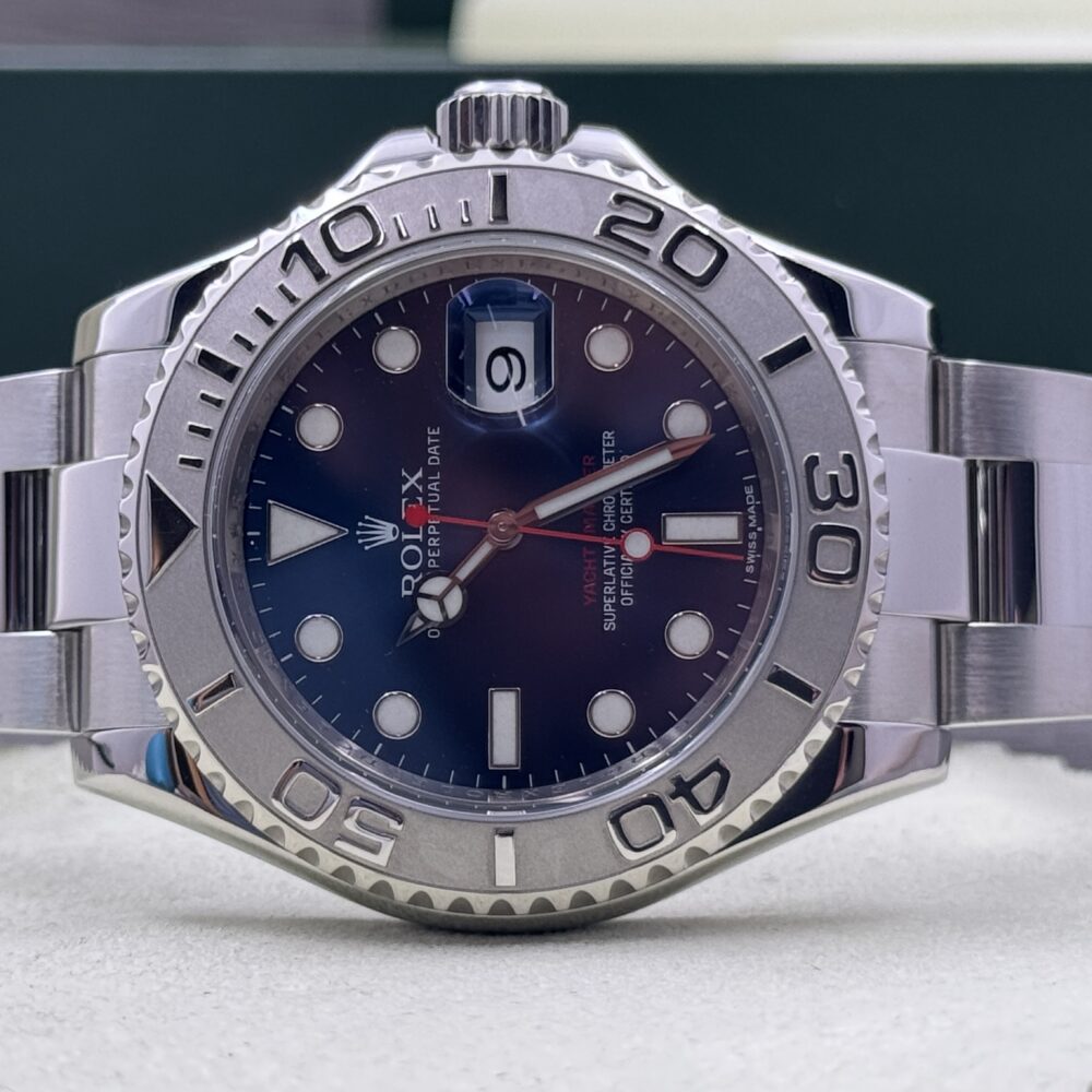 Rolex Yacht-Master 116622 con quadrante blu, appoggiato sul panno con il bracciale aperto.