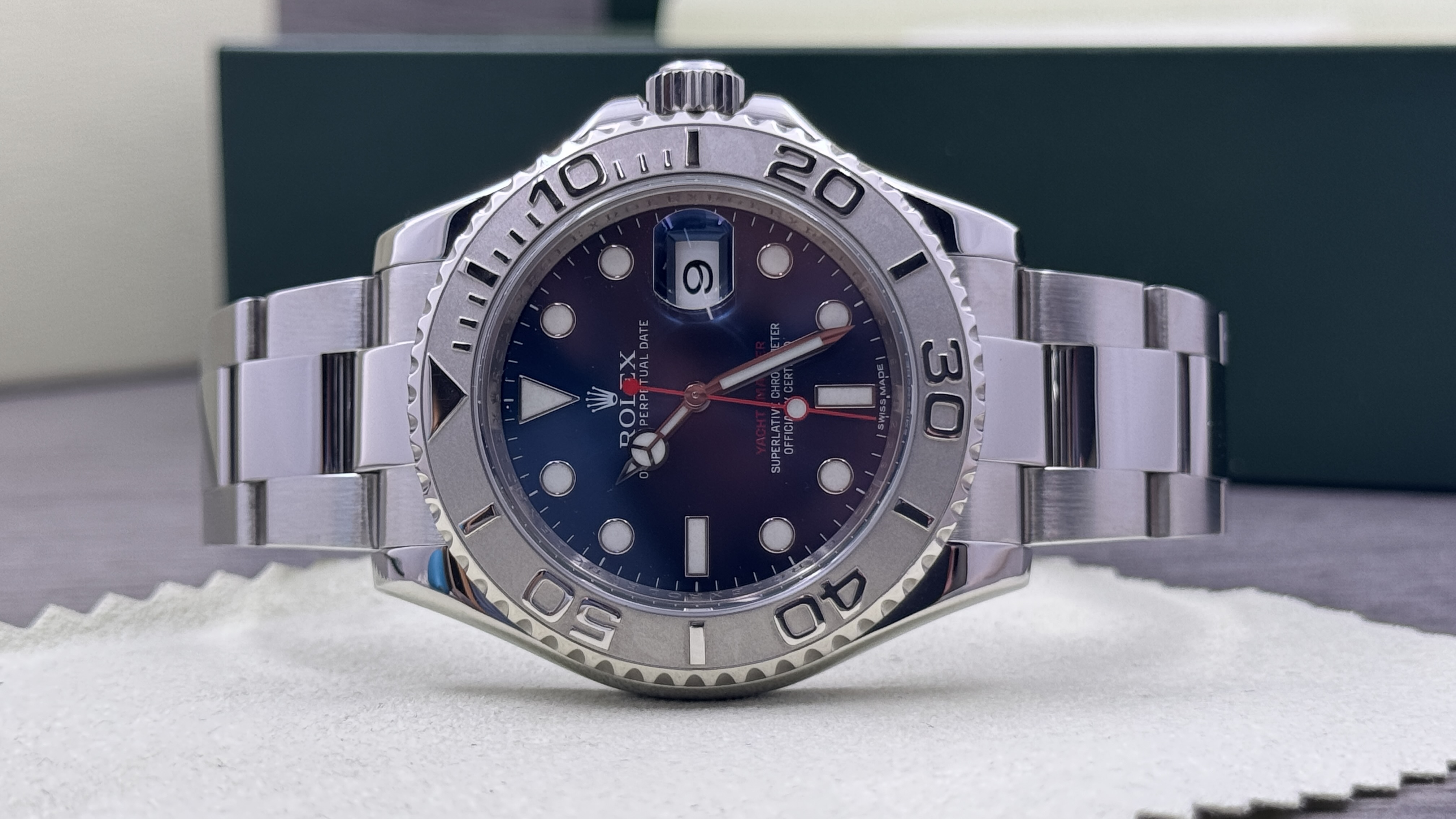 Rolex Yacht-Master 116622 con quadrante blu, appoggiato sul panno con il bracciale aperto.