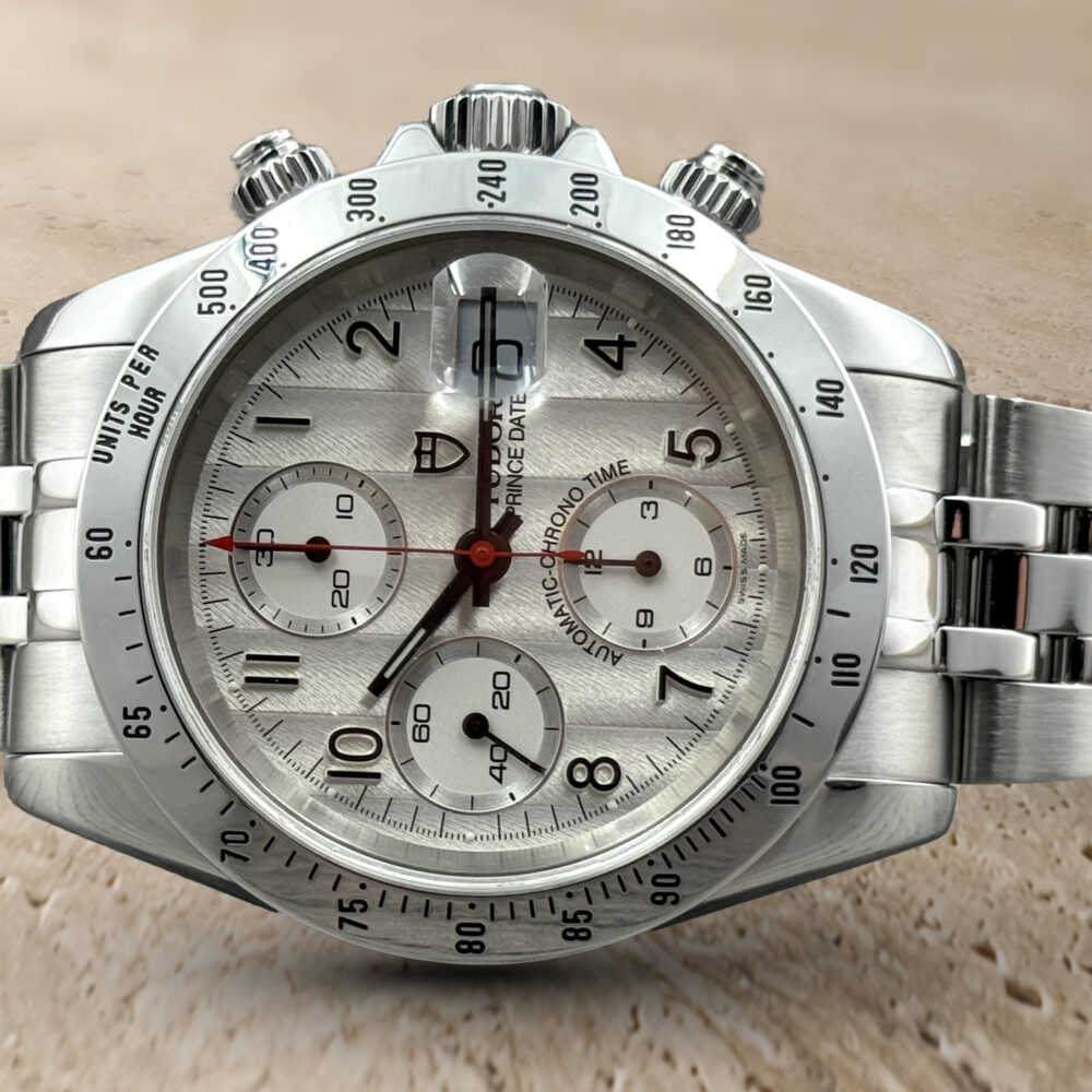 Tudor Prince Date 79280P: vista frontale del quadrante argentato, della lunetta tachimetrica e del bracciale in acciaio.