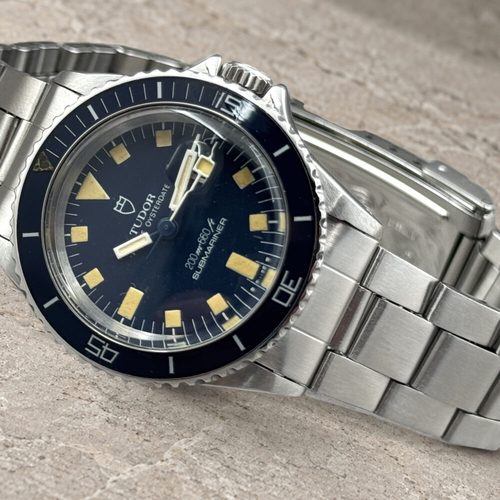 Tudor Mini-Sub 94400: vista a tre quarti del quadrante blu e del bracciale in acciaio