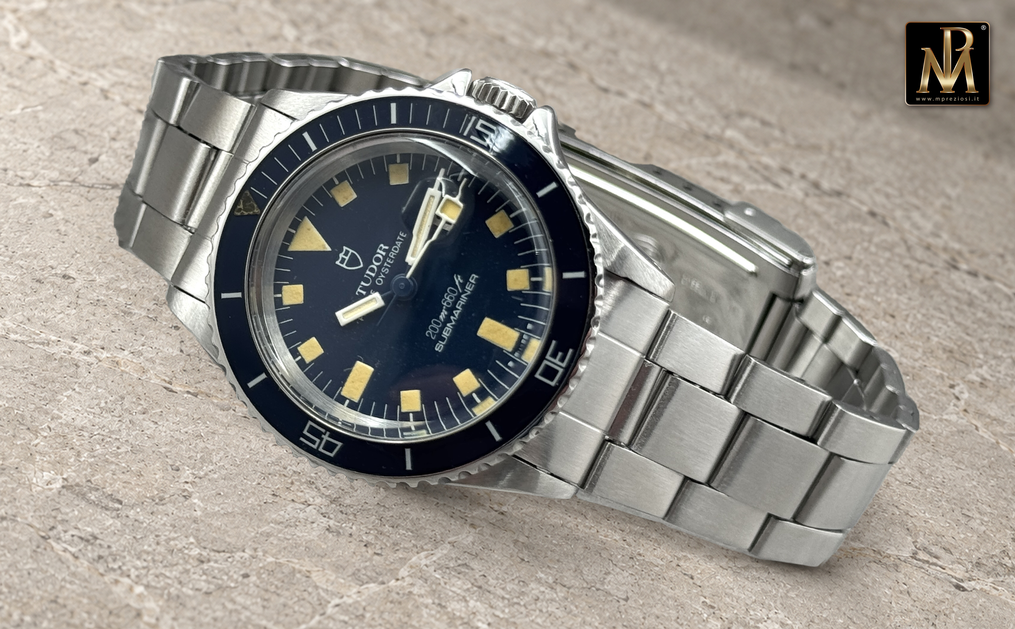 Tudor Mini-Sub 94400: vista a tre quarti del quadrante blu e del bracciale in acciaio