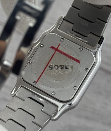 Fondello e bracciale del Cartier Santos Galbée 1566, sostenuto con guanto