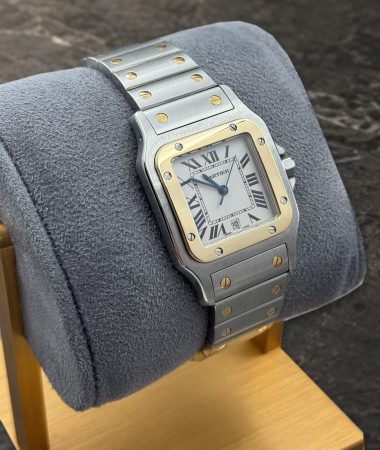 Cartier Santos Galbée 1566 in acciaio e oro: tre quarti su supporto