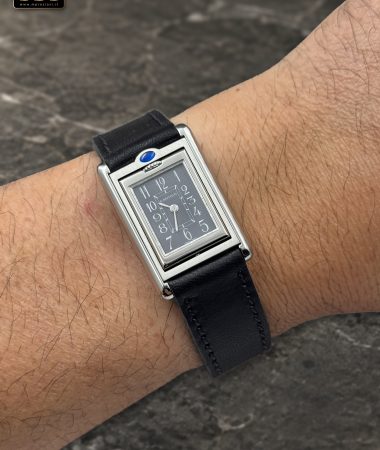 Cartier Tank Basculante 2386 in acciaio: orologio al polso