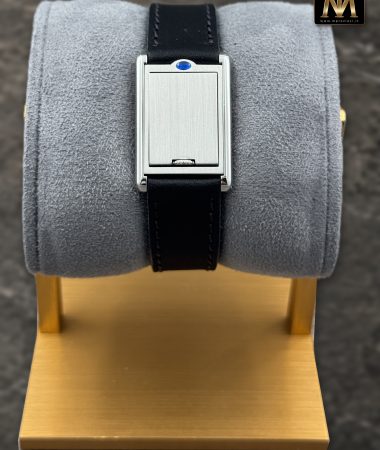 Cartier Tank Basculante 2386 in acciaio: retro cassa sul supporto