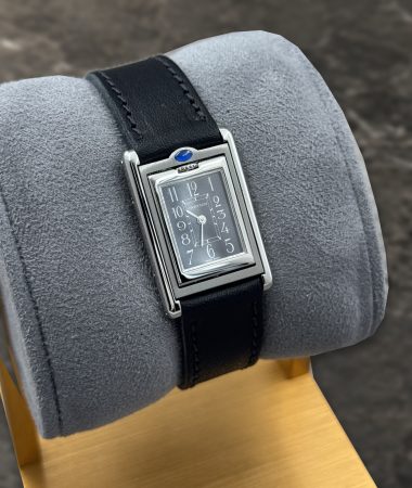 Cartier Tank Basculante 2386 in acciaio: vista tre quarti destra