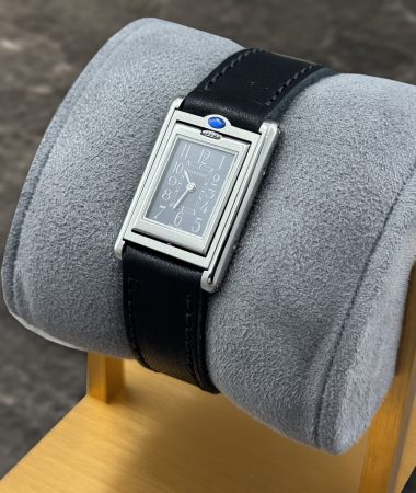Cartier Tank Basculante 2386 in acciaio: vista tre quarti sinistra