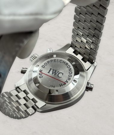 IWC Doppelchronograph 3713 – fondello con seriale parzialmente sfocato