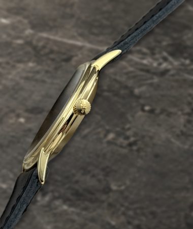 Jaeger-LeCoultre 9131, profilo della cassa in oro giallo e corona