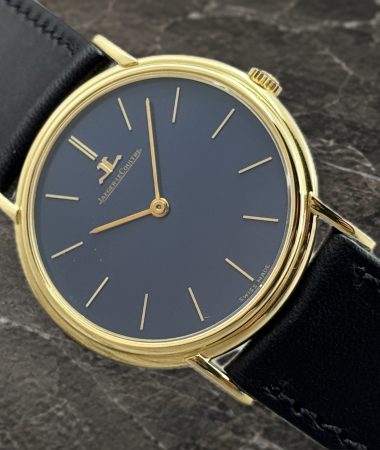 Jaeger-LeCoultre 9131 in oro giallo con quadrante blu, vista obliqua e cinturino nero