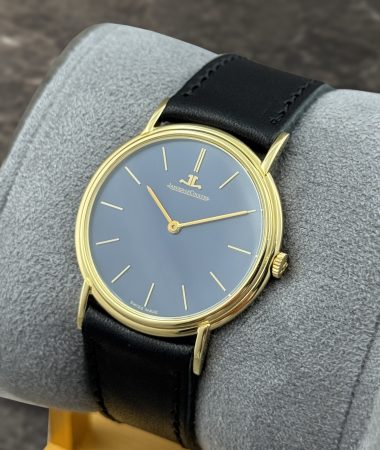 Jaeger-LeCoultre 9131 con quadrante blu e cinturino nero, vista a tre quarti sul supporto