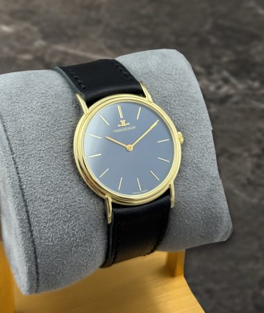 Jaeger-LeCoultre 9131 in oro giallo con quadrante blu, vista laterale sul supporto e cinturino nero