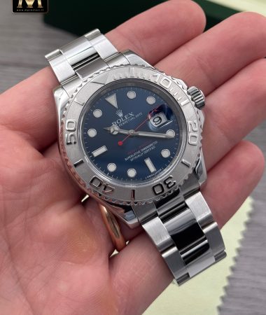 Rolex Yacht-Master 116622 con quadrante blu, vista frontale in mano.
