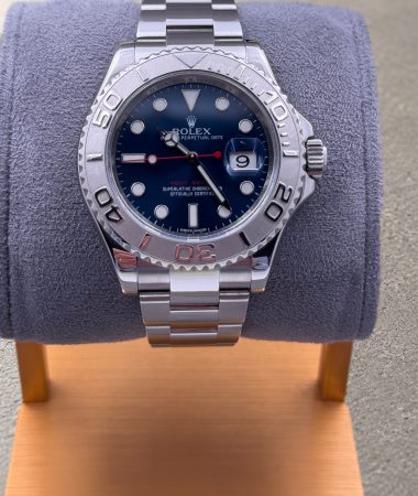 Rolex Yacht-Master 116622 con quadrante blu, vista frontale sul supporto.