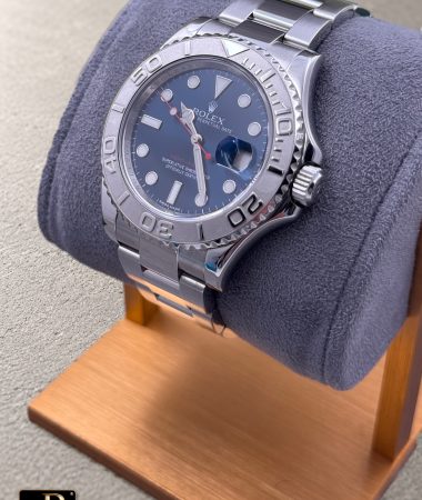 Rolex Yacht-Master 116622, vista a tre quarti dal lato della corona sul supporto.