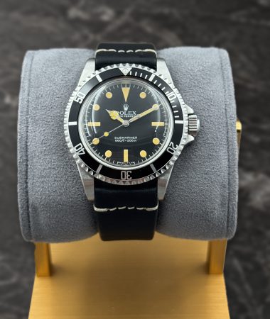 Rolex Submariner 5513 MK5: orologio su supporto