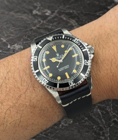 Rolex Submariner 5513 Maxi Dial MK5 al polso su piano orizzontale in marmo scuro