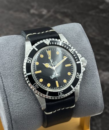 Rolex Submariner 5513 MK5: vista tre quarti su supporto