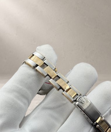 Bracciale elastico rivettato del Rolex Oyster Perpetual 6619 mostrato in estensione, con chiusura e fondello parziale visibili.