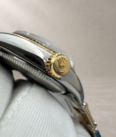 Profilo della cassa del Rolex Oyster Perpetual 6619 con corona dorata, bordo del vetro e prime maglie del bracciale.