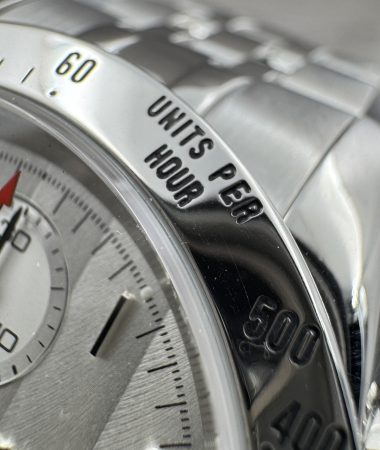 Tudor Prince Date 79280P: incisioni della scala tachimetrica sulla lunetta in acciaio.