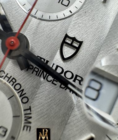 Tudor Prince Date 79280P: dettaglio della finitura del quadrante argentato, del logo tudor e del datario.