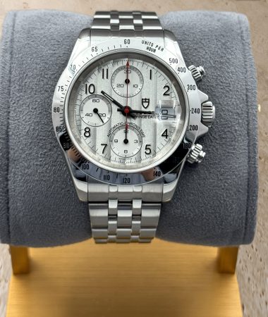 Tudor Prince Date 79280P: vista frontale sul supporto, con quadrante argentato e numeri arabi applicati.