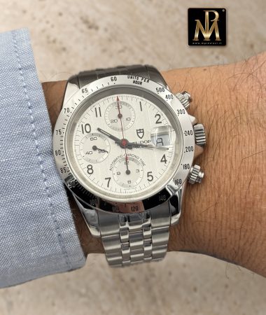 Tudor Prince Date 79280P: quadrante argentato, cassa e bracciale in acciaio dell’orologio indossato al polso.