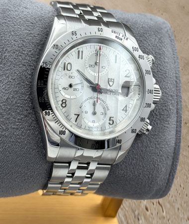 Tudor Prince Date 79280P: vista del quadrante argentato e della lunetta tachimetrica sul supporto.