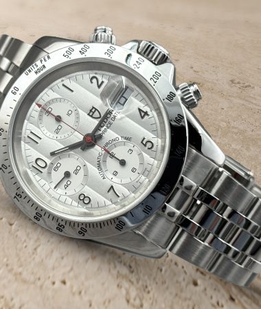 Tudor Prince Date 79280P: vista a tre quarti della cassa, del quadrante argentato e del bracciale in acciaio.