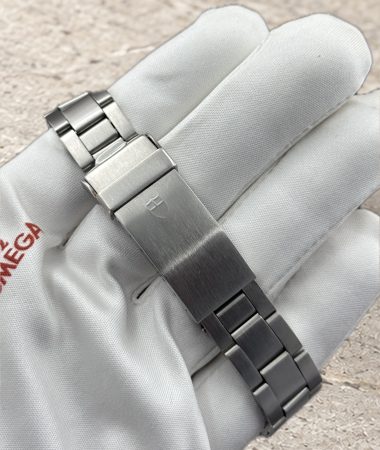 Tudor Mini-Sub 94400: chiusura e maglie del bracciale appoggiate sul guanto
