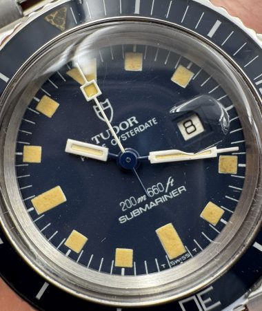 Tudor Mini-Sub 94400: dettaglio del quadrante blu con datario e lunetta graduata
