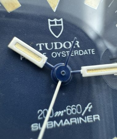 Tudor Mini-Sub 94400: macro del quadrante blu, delle lancette e della patina degli indici