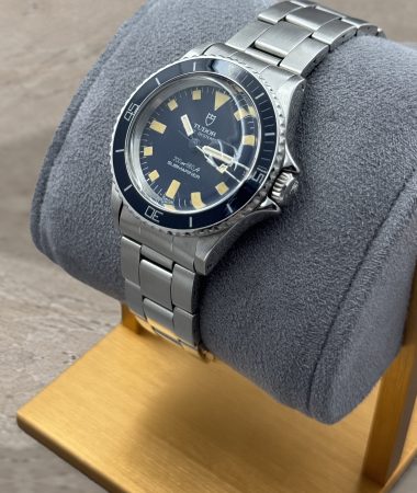 Tudor Mini-Sub 94400: profilo della cassa e della corona sul supporto