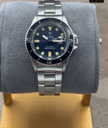 Tudor Mini-Sub 94400: vista frontale sul supporto con quadrante blu e indici patinati