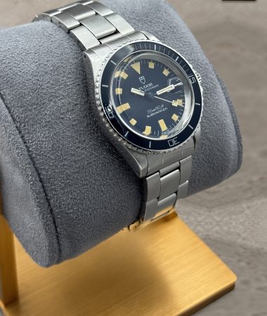 Tudor Mini-Sub 94400: vista obliqua della cassa e del bracciale sul supporto